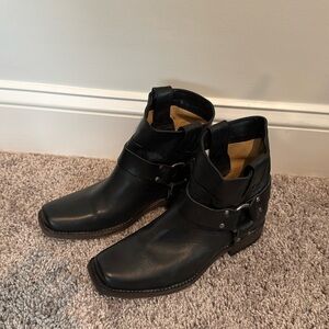 Black Frye / size 6
